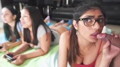 Mia khalifa giochi e divertimento con tiffany valentine, rachel rose, lunico e solo don video porno