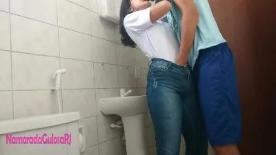 Escolha em banheiro da empresa espera descubrir não descubrir dessas mudanças de nove meses. video porno