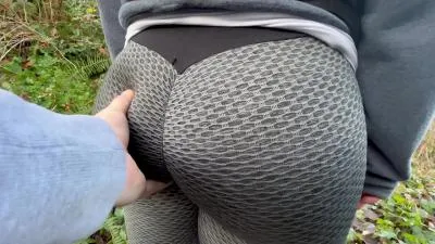 Ragazza con il culo a bolla in un parco pubblico che palpeggia il video porno