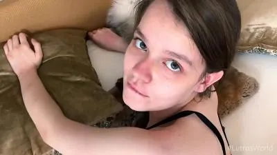 Giovane timida salta la lezione per il primo porno video porno