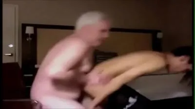 Nonno scopato da una brunetta arrapata video porno