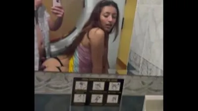 Compagna di scuola di cucina in bagno pubblico video porno