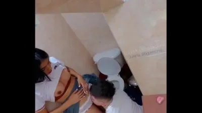 Studenti che corrono forte nel bagno della scuola video porno